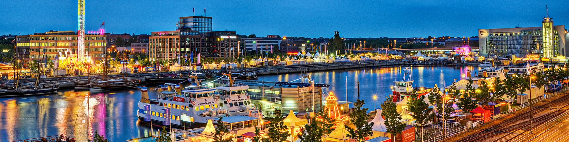 Beleuchteter Hafen während der Kieler Woche