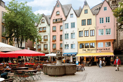 Bunte Häuserreihe in der Altstadt von Köln