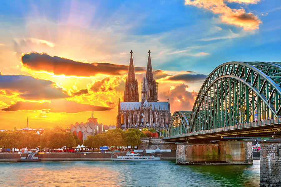 Blick auf den Kölner Dom und die Hohenzollern-Brück in Köln bei Sonnenuntergang