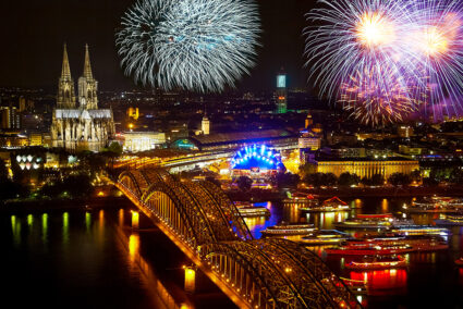 Buntes Feuerwerk über dem Rhein bei den Kölner Lichtern