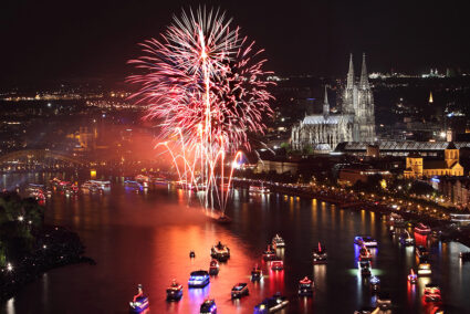 Feuerwek auf dem Rhein bei der Veranstaltung Kölner Lichter