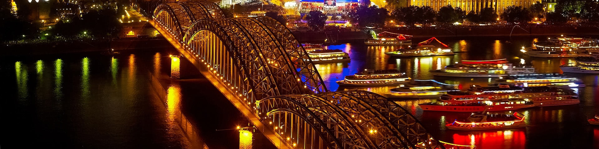 Viele beleuchtete Schiffe auf dem Rhein bei den Kölner Lichtern