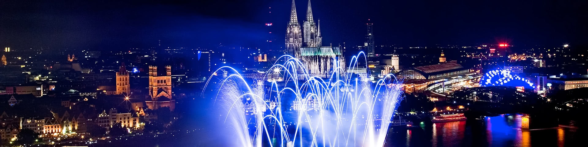 Feuerwerk auf dem Rhein mit Blick auf die Kölner Altstadt