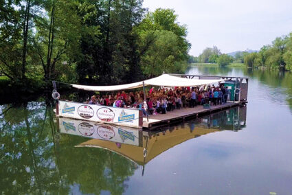 Volles Floss auf dem Main in Kulmbach