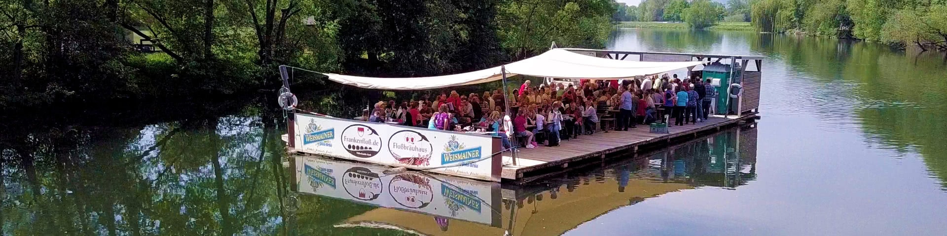 Volles Floss fährt auf dem Main in Kulmbach