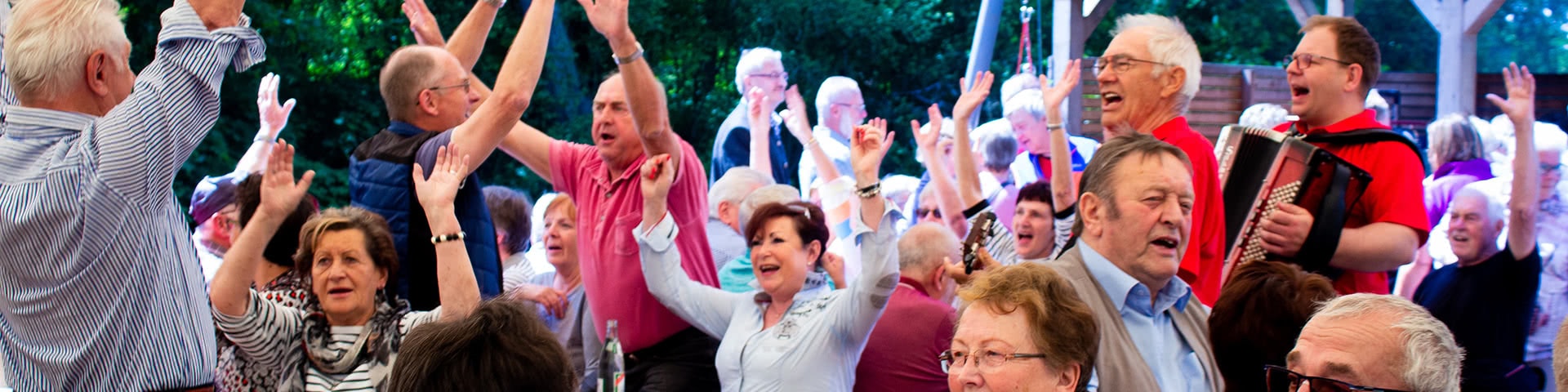 Ausgelassene Stimmung auf dem Floss in Kulmbach