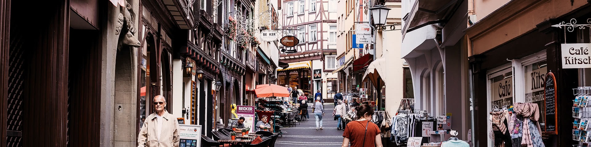 Gasse mit Geschäften in der Altstadt von Linz