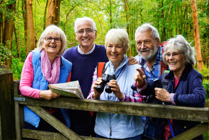 Glückliche Gruppe bei einer Wanderung durch den Spreewald in Luebben