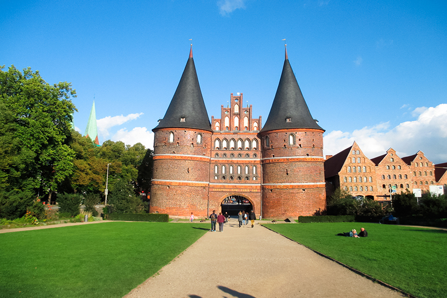 Holstentor in Lübeck bei Sonnenschein