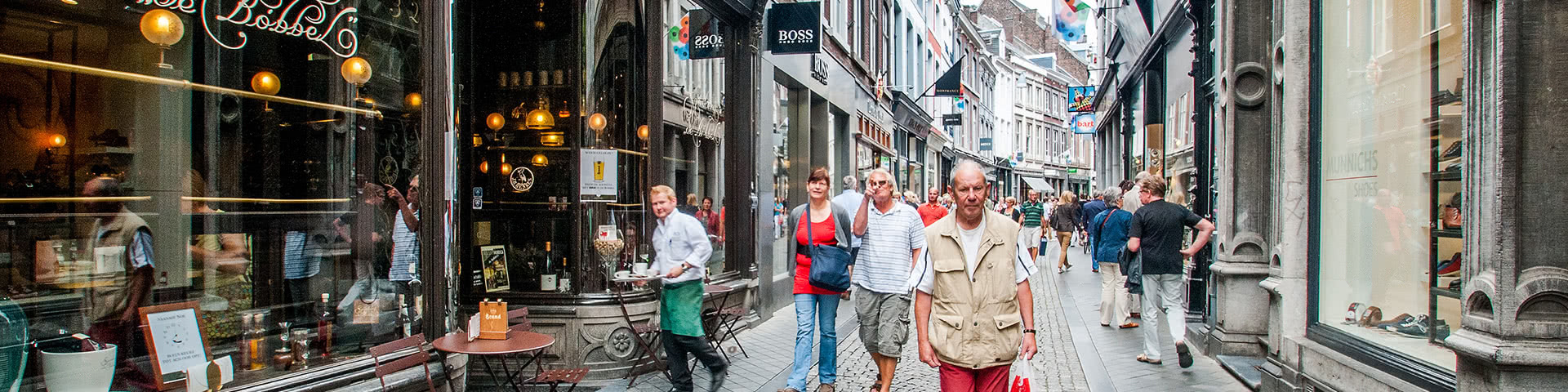 Belebte Einkaufsstraße in der Innenstadt von Maastricht