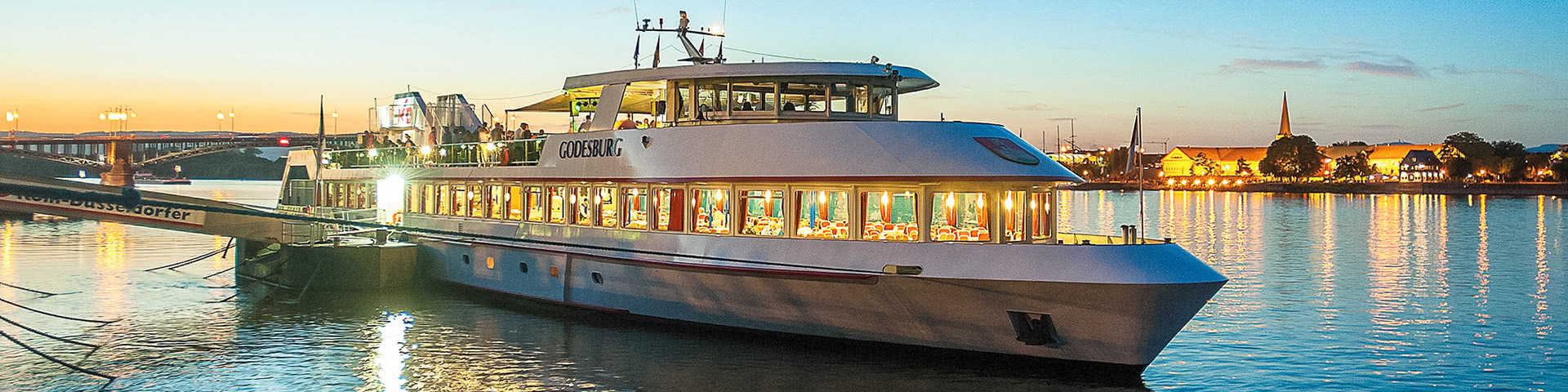 Schiff KD Godesburg auf dem Rhein bei Dämmerung