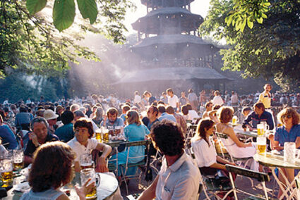 Viele Menschen im Biergarten im englischen Karten in München