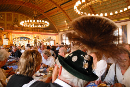 Viele Menschen im Hofbräuhaus