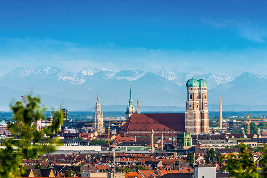 Frauenkirche in München vor Alpenpanorama