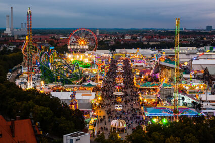 Blick auf das Oktoberfest bei Dämmerung