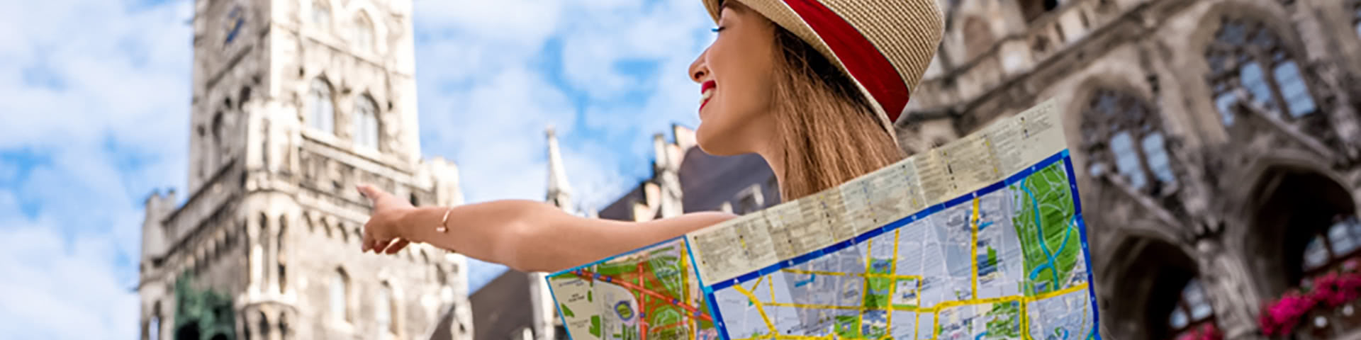 Frau mit Stadtkarte auf dem MArienplatz in München