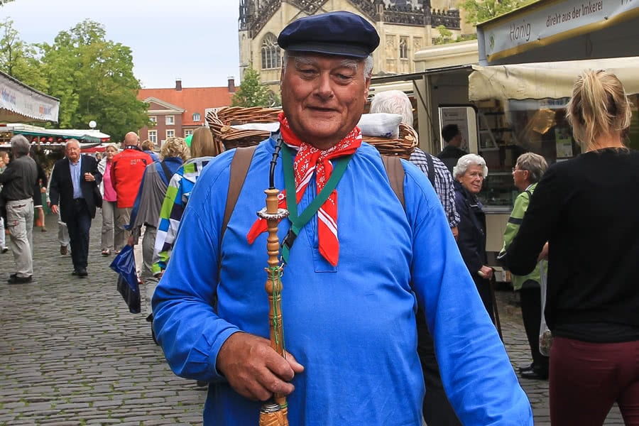 Kiepenkerl auf dem Wochenmarkt in Münster