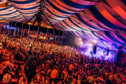 Volles Festzelt auf dem Oktoberfest in Münster