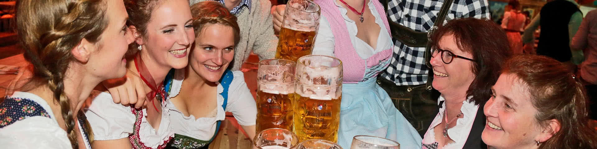 Gruppe trinkt gemeinsam BIer auf dem Oktoberfest in Münster