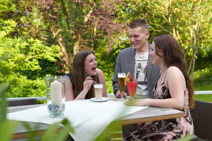 Gut gelaunte Gruppe im Garten des Hotel Felschbachhof im Nahetal