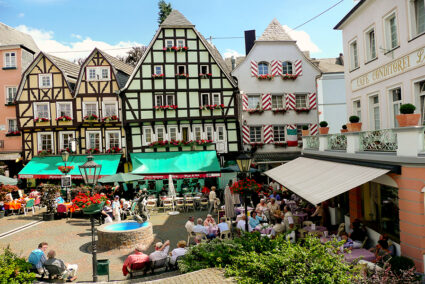 Menschen vor Café am Burgplatz in Linz am Rhein