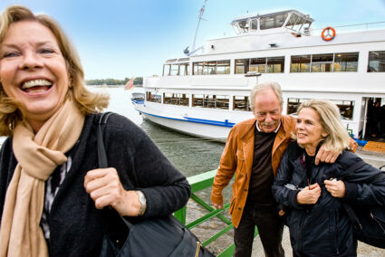 Gut gelaunte Gruppe verlässt ein Schiff in Neuwied