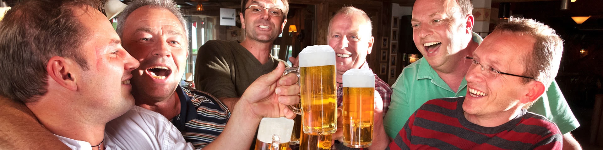 Männergruppe trinkt Bier in Oberursel