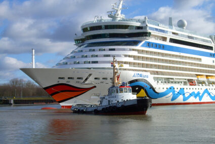 Schlepper und Aida-Kreuzfahrtschiff an der Meyer-Werft in Papenburg