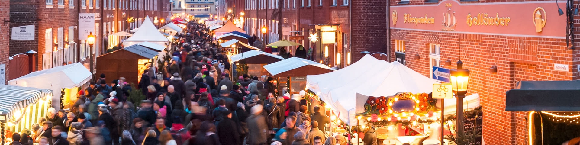 Belebter Weihnachtsmarkt in Potsdam