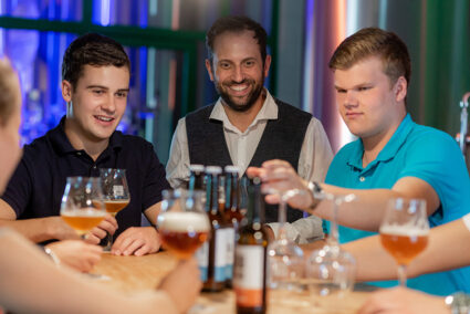 Gruppe macht Bierverköstigungn in der Potts Brauerei in Oelde