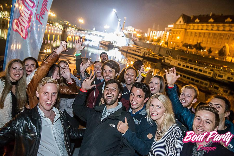 Ausgelassene Gruppe an Deck des Schiffes der Boatparty in Prag