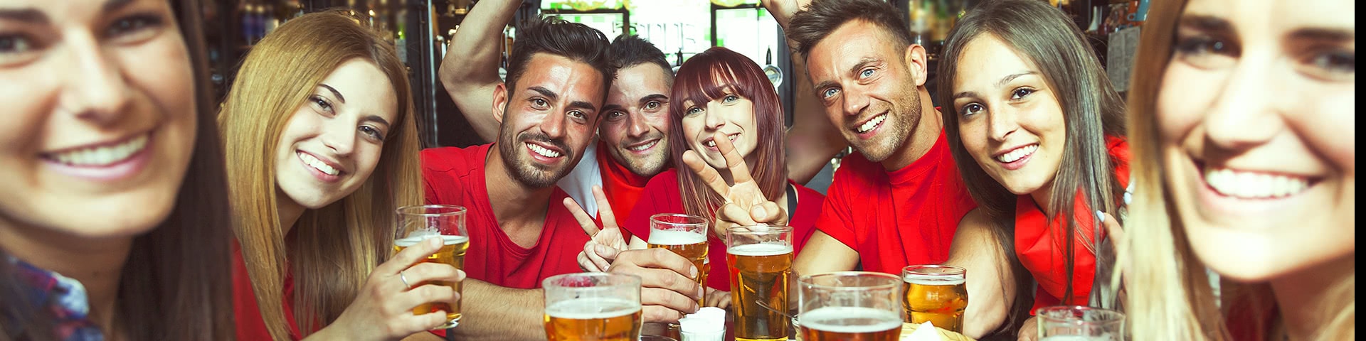 Gruppe trinkt zusammen Bier in Prag