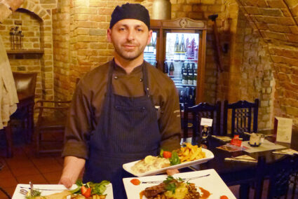 Koch präsentiert Essen im Restaurant Hopfenkeller in Rostock