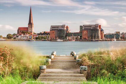 Blick über die Warnow auf Rostock