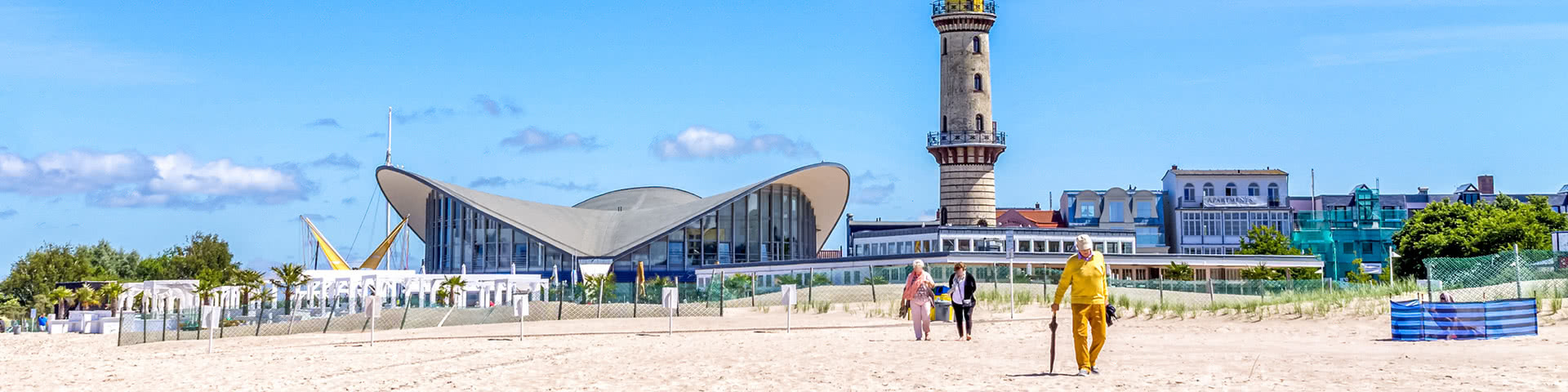 Blick auf Leuchtturm Warnemünde