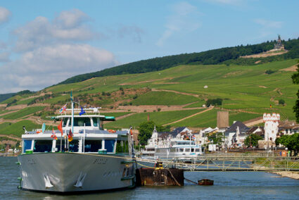 Schiff an einem Anleger in Rüdesheim