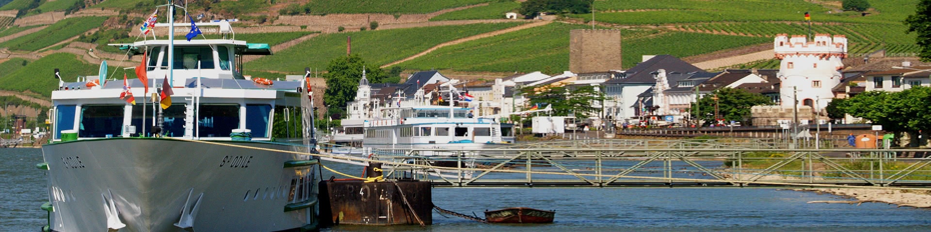 Schiff an einem Anleger in Rüdesheim