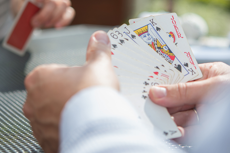 Hände halten Spielkarten