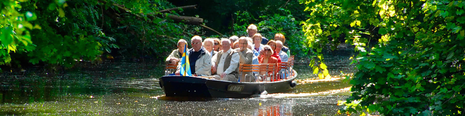 Gruppe macht Fleetkahnfahrt in Stade