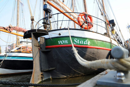 Schiffe im Hafen von Stade