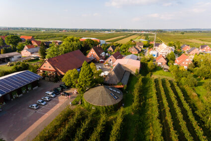 Luftansicht von einem Apfelhof im alten Land