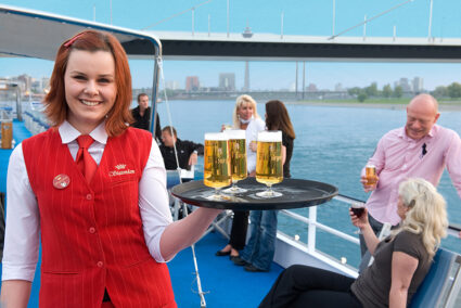 Kellnerin reserviert Bier auf dem Deck der MPS Statendam