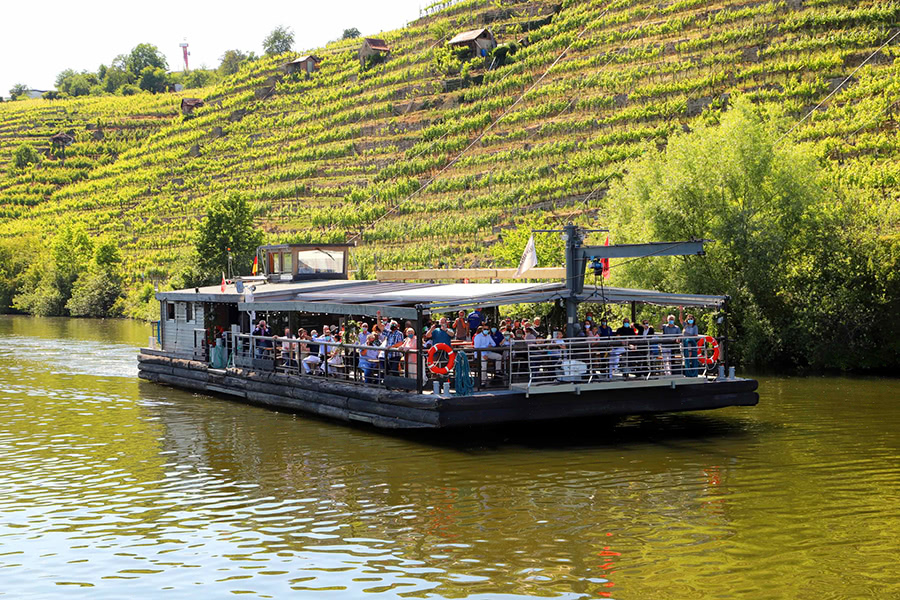 Flossfahrt auf dem Neckar in Stuttgart