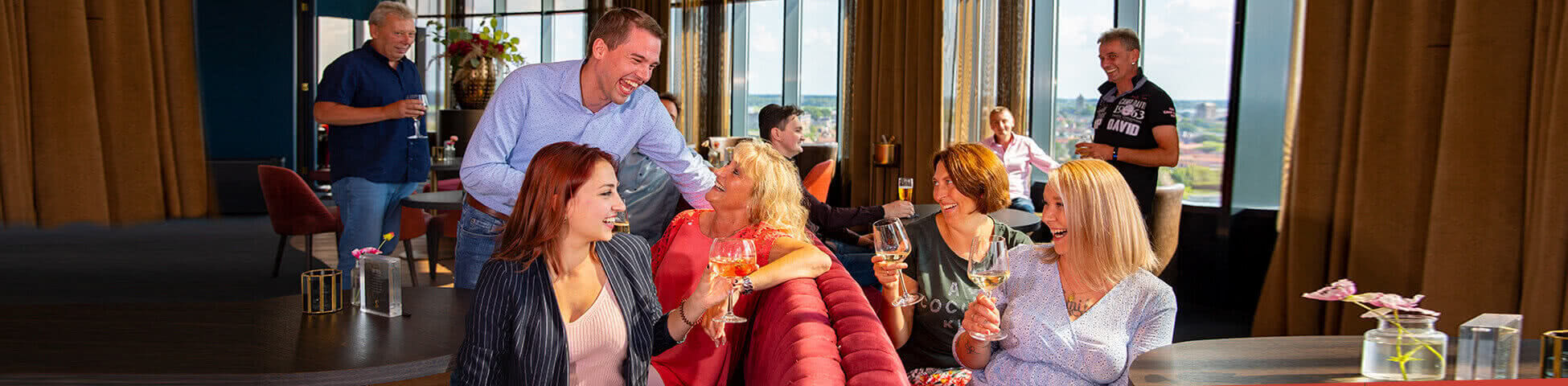 Lachende Gruppe sitzt in der Skybar im Van der Valk Hotel Tiel