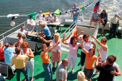 Party auf dem Deck eines Schiffes in Tiel