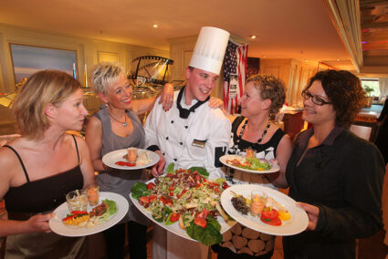 Frauengruppe mit Koch am Buffet in Timmendorf