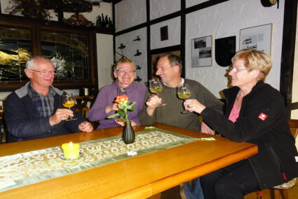 Gruppe trinkt gemeinsam Wein in Trier