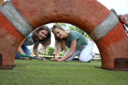 Zwei Frauen beim Minigolfen im Wangerland