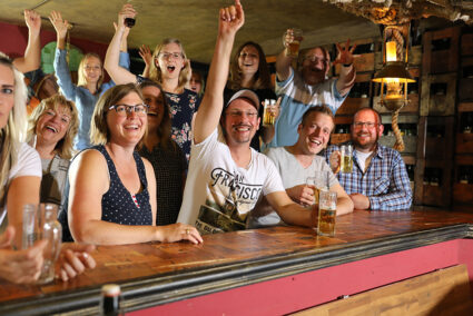 Ausgelassene Stimmung in der Weinbar im Wangerland