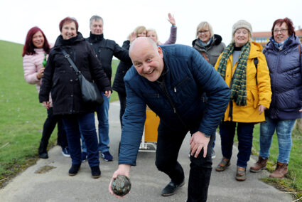 Mann beim Bosselwurf im Wangerland